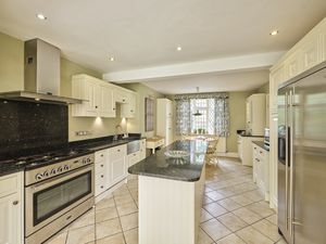 Kitchen/Breakfast Room- click for photo gallery